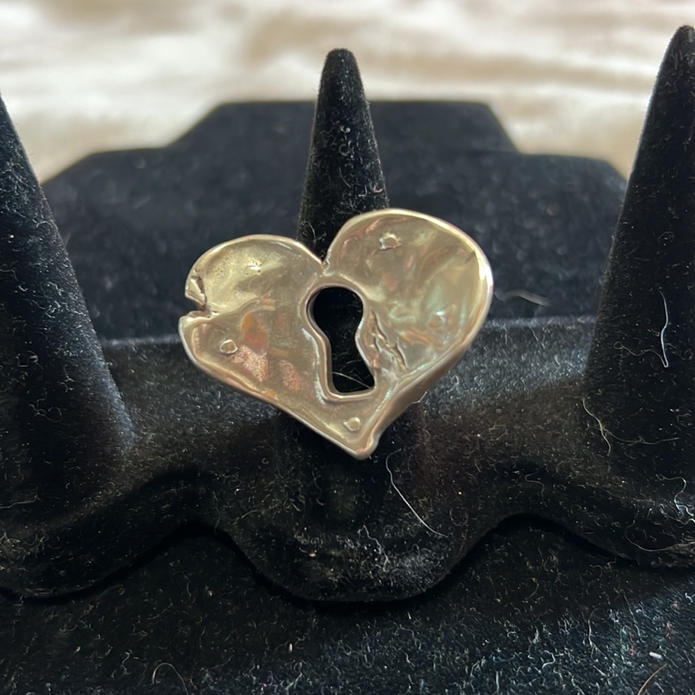 NEW UNO de 50. Silver Heart Keyhole Ring